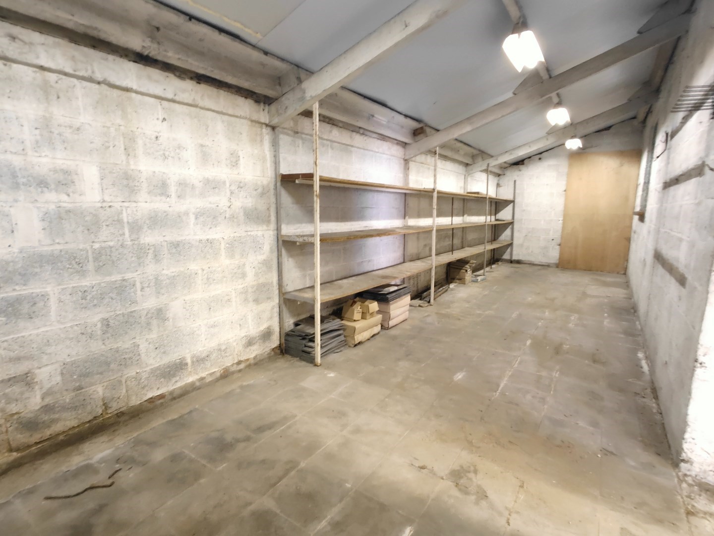 centraal gelegen loods van 284m² met automatische inrijpoort - foto 4