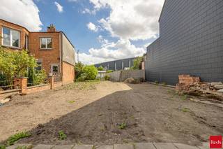 Op zoek naar een unieke kans om je eigen droomwoning te bouwen in hartje Mechelen? Deze grond van 255 m², gelegen aan de Kerkhoflei, biedt de perfecte gelegenheid om een thuis te creëren op een residentiële locatie, op wandelafstand van het centrum en nabij alle voorzieningen.<br /><br />Als inspiratie voegen we een voorbeeldontwerp toe aan deze publiciteit, zodat je een idee krijgt van wat hier perfect mogelijk is (onder voorbehoud van de nodige vergunningen).<br /><br />Troeven:<br />• Gunstige ligging in Mechelen<br />• Perceeloppervlakte: 255 m²<br />• Rustige straat met vlotte bereikbaarheid<br />• Gelegen in woonzone<br />• Mogelijkheid tot realisatie van een eengezinswoning<br /><br />Ben je een particulier met bouwplannen of een investeerder op zoek naar een strategische locatie? Neem gerust contact met Nico via 0478 012 012 of Nico@reds.be.
