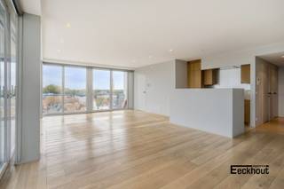 Dit prachtige appartement in Oostende biedt alles wat je nodig hebt voor een comfortabel en modern leven aan de Belgische kust. Het appartement...