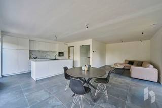 Moderne, instapklare nieuwbouwwoning (186 m²) met 3 slaapkamers en een inpandige garage op een ruim perceel van 980 m².De tuin is gedeeltelijk...