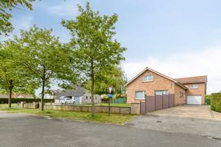 Gelegen in de Vissersstraat te Koksijde, vinden we deze gelijkvloerse villa te koop met ruime tuin op een perceel van maar liefst 2113m². De op te frissen woning bevindt zich in een zijstraat van de Houtsaegerlaan en de Pylyserlaan!Op zoek naar interessante immo te Koksijde? Lees dan zeker verder!INDELING> Gelijkvloers:- Inkomhal met apart toilet- Zonnige leefruimte met houthaard en toegang tot de veranda- Keuken- Berging met aansluiting wasmachine- Nachthal- 3 slaapkamers- Badkamer met douche en lavabomeubel- Inpandige garage met vaste trap naar de zolder> De ruime zolder (191m²) kan eveneens perfect ingericht worden.> Kelder (21m²)> Ruime tuinInteresse in deze woning? Aarzel dan zeker niet contact op te nemen met de dossierverantwoordelijke Yari Devos via 0491 27 21 85 of yari.devos@dewaele.com.Dit pand is onderworpen aan de renovatieverplichting van de Vlaamse overheid voor residentiële gebouwen (behoudens bij sloop binnen 5 jaar na de aankoop). Consulteer voor meer informatie de website van het Vlaams Energie- en Klimaatagentschap via https://www.vlaanderen.be/een-woning-kopen/renovatieverplichting-voor-residentiele-gebouwenBestuursmaatregelen in het maatregelenregister: nee