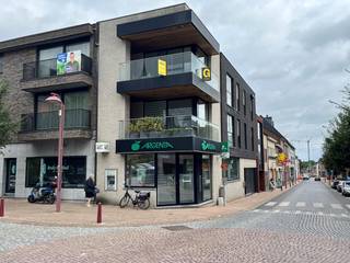 Gelieve u uitsluitend aan te melden via mijn huurdersprofiel met de link = https://immogoffin.mijnhuurprofiel.be/property/0cbf4327-6fda-4a1b-ade4-bb88ca2e68f7<br />Dit recente en knap afgewerkte appartement met een bewoonbare oppervlakte van 100,55 m² is gelegen op de tweede verdieping in een kleinschalige residentie in hartje Hoeselt. Vlak voor de deur treft men het gezellige dorpsplein, met daarrond onder meer twee warme bakkers, een apotheek, een kwaliteitsslager en een aantal leuke eetzaakjes,… Verschillende supermarkten liggen hier vlakbij. Het centrum van Bilzen ligt op slechts een viertal kilometer. Omliggende steden zoals Hasselt en Tongeren, zijn vlot bereikbaar met de oprit van de E313 op slechts anderhalve kilometer. Ondanks deze centrale ligging, zal het in dit appartement aangenaam en rustig om wonen zijn.<br /><br />Deze kleinschalige residentie met een moderne, frisse uitstraling omvat slechts één handelspand (bankkantoor) op het gelijkvloers en 2 woonappartementen op de eerste en tweede verdieping. Bijgevolg blijven de gemeenschappelijke onkosten hier voor de huurder zeer beperkt. <br />Bij de oprichting van het gebouw en de inrichting van het appartement, werd veel aandacht geschonken aan wooncomfort en een degelijke kwaliteitsvolle afwerking. Het appartement wordt instap-klaar en zeer netjes ter beschikking van de huurder gesteld, met inbegrip van verschillende verlichtingsarmaturen en de aanwezige jaloezieën in de leefruimtes. Het EPC van dit eigendom heeft een gunstige score van 110 kWh/m² pj, label B, onder meer te danken aan uitstekende isolatie en vloerverwarming in het hele appartement. <br /><br />OMSCHRIJVING / INDELING:<br />-Op het gelijkvloers: <br />gemeenschappelijke inkom met trap naar de verdiepingen<br />-Op de tweede verdieping: <br />inkomhal met gastentoilet en bergruimte/vestiairekast. Verderop in deze hal werd de volledige wand bemeubeld met strakke plafondhoge inbouwkasten, doorgetrokken naar de volledige woonkamer en overlopend in de netjes afgewerkte keuken. Dit mooie meubel geeft onmiddellijk een stijlvolle uitstraling en omvat een ruime kast die dienst kan doen als kleerkast of opbergruimte en een TV-meubel met opberglades. De open keuken is van zeer degelijke kwaliteit, met composieten werkblad, combi-oven, vaatwasser, frigo en grote diepvries. Door de ligging van het appartement op de hoek met grote ramen in voor en zijgevels ervaart men een aangename lichtinval. Het deels overdekte terras - met mooi zicht over het volledige dorpsplein en verder - is zijdelings gericht naar het zuiden en verder naar het westen, zodat men hier van in de namiddag tot in de avond kan genieten van de zon. <br />Verder vindt men nog een degelijke eerste slaapkamer met rolluiken, een tweede slaapkamer die ook dienst kan doen als bureel, en de badkamer met douche, meubel en handige aanpalende berging met wasplaats. <br /><br /><br />Gezien deze centrale ligging is er voldoende gratis en onbeperkte parkeergelegenheid op en rond het dorpsplein.<br /><br />Dit mooie, lichtrijke appartement zal een interessant aanbod zijn voor wie graag ruim, mooi, modern en comfortabel wil wonen, in een gemoedelijke gemeente zoals Hoeselt, centraal gelegen met alles wat men nodig heeft vlakbij, en met vlotte toegang tot omliggende steden zoals Hasselt, Bilzen, Tongeren,..<br /><br />Zeer lage algemene onkosten, beperkt tot een éénmalige jaarlijkse afrekening van het aandeel van de huurder in het elektriciteitsverbruik van de gemeenschappelijke delen en de kosten voor onderhoud van brandblussers en noodverlichting. <br /><br />Vrij vanaf 01.09.2026