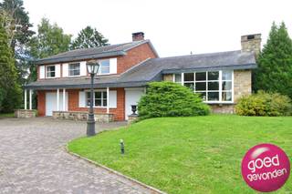 <p><strong>RUIME VILLA OP TOPLOCATIE<br /><br /></strong>Op een <strong>uitstekende ligging in het centrum van Tongeren</strong>, pal aan het stadspark <strong>De Motten</strong>, stellen wij u graag deze bijzondere villa voor. Een woning die zich onderscheidt door haar royale ruimtes, unieke stijl en uitzonderlijke lichtinval, met tegelijk het stadsleven en de natuur op wandelafstand.<br /><br /><strong>INDELING EN TROEVEN</strong><br /><br />+ 3 ruime slaapkamers (uitbreidbaar tot 5)<br />+ 2 ingerichte keukens<br />+ Bureelruimte – ideaal voor thuiswerk of praktijk<br />+ Extra living – multifunctioneel in te richten<br />+ Grote raampartijen met uitzicht over de Motten en binnenstad<br />+ Ruime inpandige garage met automatische sectionaalpoort<br />+ Kelder voor extra bergruimte<br /><br /><strong>BUITEN</strong><br /><br />+ Volledig <strong>omheinde tuin</strong> met sierlijk <strong>automatisch hekwerk<br /></strong>+ <strong>Aangelegde tuin</strong> met serre<br />+ <strong>Ruime terrassen</strong> zowel voor- als achteraan<br />+ <strong>Grote esplanade</strong> voor de woning met veel manoeuvreerruimte en extra parkeerplaatsen<br /><br /><strong>LIGGING</strong><br /><br />+ Centrum Tongeren – winkels, horeca en voorzieningen op wandelafstand<br />+ Recht tegenover <strong>Stadspark De Motten<br /></strong>+ Slechts op een boogscheut van <strong>natuurreservaat De Kevie</strong> – ideaal voor wandelaars en natuurliefhebbers<br /><br /><strong>EXTRA<br /><br /></strong>+ Woning is <strong>in goede staat van onderhoud</strong> maar vraagt enige <strong>modernisering<br /></strong>+ Bouwstijl doet denken aan een <strong>Californische villa by-the-sea</strong>, maar dan uniek gelegen aan de Jeker<br />+ Ook ideaal als kangoeroewoning door de aanwezigheid van 2 living, 2 keukens en voldoende slaapkamers<br /><br />Ontdek de vele mogelijkheden die deze woning te bieden heeft en <strong>BEL 012 744 844</strong> of <strong>MAIL info@goed-gevonden.be</strong></p>