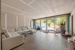 <p>Vous recherchez une maison étonnamment spacieuse, dotée de tout le confort et d'un magnifique jardin ? Alors cette maison mitoyenne prête à emménager mérite sans aucun doute une visite !</p><p>Vous serez accueilli dans le hall d'entrée qui donne accès à une pièce polyvalente, idéale comme bureau, cabinet ou salle de jeux, ainsi qu'au garage. Vous profiterez également d'une salle à manger spacieuse avec une cuisine ouverte entièrement équipée qui s'intègre harmonieusement au salon baigné de lumière. Grâce aux grandes baies vitrées, vous profiterez d’une vue magnifique sur le jardin ensoleillé, entièrement clôturé, doté de plusieurs terrasses et offrant une intimité exceptionnelle.</p><p>Au premier étage se trouvent quatre chambres à part entière, dont deux spacieuses chambres d’enfants dotées d’une mezzanine pleine de charme. Vous y trouverez également un débarras pratique, une salle de bains spacieuse dotée de tout le confort nécessaire et une chambre parentale avec dressing attenant. Atout supplémentaire : la possibilité d’aménager une terrasse sur le toit attenante à la chambre parentale.</p><p>Le jardin exceptionnellement spacieux, doté de plusieurs terrasses ensoleillées et à l'abri des regards, constitue l'endroit idéal pour se détendre en toute tranquillité ou passer d'agréables moments en famille ou entre amis.</p><p>Pour plus d’informations ou pour planifier votre visite, rendez-vous sur denis@immobeguin.be ou www.immobeguin.be</p>