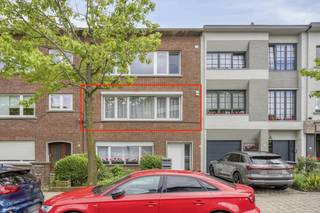 Bij het betreden van het appartement komt u terecht in een inkomhal die toegang biedt tot alle ruimtes. De lichtrijke leefruimte beschikt over een nette, open keuken. Daarnaast is er een handige berging, een gastentoilet en een verzorgde badkamer aanwezig. Het appartement telt 2 slaapkamers. De kleinste slaapkamer biedt directe toegang tot het gezellige, zuidgericht terrasje waar u heerlijk van de zon kunt genieten.<br /><br />Dit vastgoed bevindt zich in een kleinschalig gebouw, wat het grote voordeel heeft dat er geen maandelijkse gemeenschappelijke kosten zijn. Bovendien beschikt het over een uitstekend EPC-label B en is de elektriciteit conform. Alle meters zijn individueel en de aanwezige rolluiken zorgen voor extra comfort en privacy. <br /><br />De ligging in Merksem is top: op wandelafstand vindt u winkels, scholen en openbaar vervoer. Ook de groene parken Distelhoek en Runcvoortpark liggen vlakbij. Een ideale kans voor wie een slimme investering wil doen of zelf comfortabel wil wonen.<br /><br />Bijzonderheden:<br />- Energiezuinig en conforme elektriciteit<br />- Kleinschalig gebouw zonder maandelijkse syndicuskosten en met aparte meters<br />- 2 kelderbergingen inbegrepen<br /><br />Bent u geïnteresseerd om dit vastgoed te kopen in Merksem? Aarzel dan niet om ons te contacteren. Het Dewaele vastgoedkantoor van Merksem te Lambrechtshoekenlaan 183 staat graag tot uw dienst. Had u graag een gratis schatting van uw eigendom via ons immokantoor? Bel ons voor een vrijblijvend gesprek of mail naar maxime.weyler@dewaele.com.<br /><br />Bestuursmaatregelen in het maatregelenregister: nee