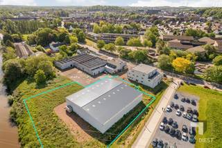 <p><span>Unieke nieuwbouwloods op strategische KMO-locatie in Diest </span></p><p><span>Verkoop onder BTW-stelsel van 21%, volledig te verrekenen via de BTW-aangifte voor BTW-plichtige kopers. </span></p><p><span> </span></p><p><span>Op de KMO-zone aan de Nijverheidslaan in Diest bevindt zich deze uitzonderlijke nieuwbouwloods op een royaal perceel van 37,85 are. </span></p><p><span>Dankzij haar ligging in een bedrijvige en goed bereikbare zone vormt dit pand een bijzonder interessante opportuniteit voor ondernemers, zelfstandigen en investeerders die op zoek zijn naar ruimte, flexibiliteit en toekomstgerichte doorgroeimogelijkheden.</span></p><p><span> </span></p><p><span>De loods heeft een indrukwekkende oppervlakte van circa 1.020 m², met afmetingen van ongeveer 30 meter breed op 34 meter diep. </span></p><p><span>De vrije hoogte van meer dan 6 meter zorgt voor een bijzonder ruimtelijk gevoel en biedt tal van praktische mogelijkheden op vlak van stockage, werkruimte, circulatie en eventuele verdere inrichting.</span></p><p><span>Ruimte voor uitbreiding met mezzanine of extra functies </span></p><p><span>Dankzij de grote vrije hoogte kan er op niveau 1 via een metaalconstructie een bijkomend platform of mezzanine worden gerealiseerd van ongeveer 300 m². Deze extra oppervlakte kan perfect worden ingericht als:</span></p><p><span>bureelruimte; <br />extra stockage; <br />personeelsruimte; <br />showroom; <br />vergaderruimte; <br />klantenontvangst; <br />of eventueel als conciërgewoning/bedrijfswoning, steeds onder voorbehoud van de geldende voorschriften, vergunningen en stedenbouwkundige mogelijkheden.</span></p><p><span> </span></p><p><span>Deze flexibiliteit maakt het gebouw bijzonder interessant voor bedrijven die vandaag al ruimte nodig hebben, maar tegelijk willen anticiperen op toekomstige groei.</span></p><p><span> </span></p><p><span>Een bijkomende troef is dat de structuur reeds voorzien is om achteraan de loods een aparte hal van circa 225 m² te creëren. </span></p><p><span>Deze ruimte kan beschikken over een aparte toegang en een afzonderlijk bureel. Bovendien zijn de nodige materialen hiervoor reeds aanwezig.</span></p><p><span> </span></p><p><span>Dit biedt interessante mogelijkheden voor: </span></p><p><span>gescheiden bedrijfsactiviteiten; <br />interne compartimentering; <br />verhuur van een gedeelte van het gebouw; <br />combinatie van eigen gebruik en opbrengst; <br />opslag of atelier met afzonderlijke toegang. </span></p><p><span> </span></p><p><span>Voor ondernemers of investeerders kan dit dus een waardevolle extra troef zijn, zeker gezien de grote vraag naar dergelijke bedrijfsruimtes in de regio.</span></p><p><span> </span></p><p><span>Er is momenteel een duidelijk tekort aan moderne, ruime en functionele loodsen in deze categorie. Dit pand speelt perfect in op die vraag en is uitermate geschikt voor ondernemers die nood hebben aan een praktische, veilige en goed bereikbare uitvalsbasis.</span></p><p><span>Onder meer volgende activiteiten kunnen hier uitstekend worden ondergebracht: </span></p><p><span>transporten logistieke ondernemingen; <br />bouwgerelateerde bedrijven zoals dakwerkers, schrijnwerkers, installateurs en aannemers; <br />grondwerkers en tuin-/omgevingsbedrijven; <br />verhuur- en servicebedrijven actief in machines, voertuigen, tenten of materialen; <br />bedrijven met nood aan grote opslagcapaciteit; <br />ondernemingen die voertuigen, voorraad of materieel veilig willen stallen; <br />handelszaken met combinatie van stockage, burelen en klantenontvangst; <br />autogerelateerde activiteiten zoals verkoop, voorbereiding, opslag of lichte serviceactiviteiten. </span></p><p><span> </span></p><p><span>Door de combinatie van oppervlakte, hoogte, bereikbaarheid en uitbreidingsmogelijkheden is dit gebouw ideaal voor bedrijven die structuur, efficiëntie en groeipotentieel belangrijk vinden.</span></p><p><span>Kwalitatieve constructie en casco winddichte oplevering </span></p><p><span>De loods wordt opgetrokken in een stevige staalstructuur met hoogwaardige sandwichpanelen van 15 cm als buitenschil. Deze opbouw zorgt voor een duurzame, onderhoudsvriendelijke en energie-efficiënte basisconstructie.</span></p><p><span>Het gebouw wordt opgeleverd casco winddicht, inclusief: </span></p><p><span>dakconstructie; <br />ramen en deuren; <br />poorten; <br />solarinstallatie van circa 16.000 Wp; <br />nutsleidingen voor water en elektriciteit tot aan de meters. </span></p><p><span>De verdere afwerking kan gebeuren in overleg met de verkoper, zodat de koper het gebouw nog optimaal kan aanpassen aan de eigen bedrijfsnoden en activiteiten.</span></p><p><span>Omgevingswerken inbegrepen </span></p><p><span>Ook de buitenaanleg maakt deel uit van het project. De omgevingswerken omvatten onder meer: </span></p><p><span>verharding van de wegenis met steenslag</span></p><p><span>aanleg van parking; <br />voorziening van een wadi voor infiltratie en buffering van hemelwater; <br />duurzame waterhuishouding op het perceel. </span></p><p><span> </span></p><p><span>Daarnaast worden er parkeerplaatsen voorzien op het terrein. Dit is een belangrijke meerwaarde voor bedrijven met personeel, klantenbezoek of leveringen.</span></p><p><span>Sterke investering op een schaarse markt </span></p><p><span>Loodsen met deze oppervlakte, hoogte en uitbreidingsmogelijkheden zijn schaars in de regio. De ligging op een KMO-zone in Diest, gecombineerd met de ruime perceeloppervlakte, de casco oplevering en de mogelijkheid tot verdere inrichting op maat, maakt dit pand bijzonder aantrekkelijk voor zowel eindgebruikers als investeerders.</span></p><p><span> </span></p><p><span>Wie vandaag op zoek is naar een moderne bedrijfsruimte met toekomstpotentieel, vindt hier een bijzonder compleet en veelzijdig aanbod.</span></p><p><span>Troeven in één oogopslag </span></p><p><span>Nieuwbouwloods op KMO-zone Nijverheidslaan te Diest <br />Perceel van 37,85 are <br />Loods van circa 1.020 m² <br />Afmetingen: ongeveer 30 m x 34 m <br />Vrije hoogte van meer dan 6 meter <br />Mogelijkheid tot mezzanine/platform van circa 300 m² <br />Mogelijkheid tot aparte hal achteraan van circa 225 m² <br />Aparte toegang en bureel mogelijk voor achterste gedeelte <br />Interessant voor gedeeltelijke verhuur <br />Staalstructuur met sandwichpanelen van 15 cm <br />Casco winddichte oplevering <br />Inclusief poorten, ramen, deuren en dak <br />Solarinstallatie van circa 16.000 Wp voorzien <br />Nutsvoorzieningen water en elektriciteit tot aan de meters <br />Parking, tuinaanleg en wadi inbegrepen <br />Verdere afwerking bespreekbaar met de verkoper <br />Verkoop onder BTW-stelsel van 21% </span></p><p><span>Interesse? </span></p><p><span>Bent u op zoek naar een ruime, moderne en toekomstgerichte bedrijfsloods in Diest? Dan is dit pand absoluut het ontdekken waard.</span></p><p><span>Neem vandaag nog contact op met Immo Diest voor meer informatie of een bezoek ter plaatse. </span></p><p><span>Immo Diest <br /></span><span>📞</span><span> 013 31 25 22 <br /></span><span>✉️</span><span> <span>info@immodiest.be</span></span><span> </span></p><p><span>Of rechtstreeks via: <br />Jan Vanonckelen <br /></span><span>📞</span><span> 0498 52 64 52 <br /></span><span>✉️</span><span> <span>jan.vanonckelen@immodiest.be</span></span><span> </span></p><p><span> </span></p><p><span> </span></p><p><span> </span></p>