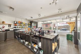 Te Koop: Uniek handelshuis met veelzijdige mogelijkheden in het hart van Viersel!Bent u op zoek naar een comfortabele woning met een extra dimensie? Deze charmante woning biedt niet alleen een sfeervolle leefruimte, maar heeft ook een praktische ruimte die ideaal is voor een kleinschalige handel, praktijk of kantoor aan huis.Kenmerken:Gezellige woning met tal val mogelijkhedenVolledig uitgeruste keuken, koeltoog en koelcel aanwezig2 slaapkamers, 1 badkamer en 1 toiletOppervlakte: 695 m²Een tuin vol ruimte, waar stilte en natuur samenkomenLocatie: Herentalsebaan 166, 2240 VierselBIJZONDERHEDEN: Vele mogelijkheden - Elektriciteit niet conform - Perceelscore A & Gebouwscore A - Oppervlaktematen zijn indicatief volgens epc.Mis deze kans niet!Interesse in 'T Vierseliertje met appartement, neem dan zo snel mogelijk contact op met ons kantoor!