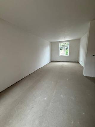 TE KOOP woning te RIEMST !
Wij verkopen onze verrassend ruime, energiezuinige topwoning met troeven van een halfopen bebouwing
3770 Riemst
Millerdries 8
Deze prachtige woning op een perceel van 5 are 55 centiare combineert comfort met de gezelligheid van een gesloten bebouwing.
Met een indrukwekkend EPC-label B ( slechts 119 kWh/m² jaar ) bent u verzekerd van een uiterst energiezuinige toekomst zonder renovatieverplichting.
De woning is casco plus afgewerkt, de laatste afwerking kunt u naar eigen smaak realiseren.
Uitgevoerde renovaties:
- nieuwe ramen met vliegenramen
- volledig vernieuwd en geïsoleerd dak
- volledig geïsoleerde achtergevel afgewerkt met duurzame steenstrips
- nieuwe elektrische installatie
- nieuw sanitair
- verwarming op aardgas met comfortabele vloerverwarming
- warmtepompboiler
- regenwaterput met filtersysteem
Troeven:
- perceel van 555 m² ( 5a 55ca )
- verkoop onder registratierechten ( 2% indien aan strikte voorwaarden voldaan ! )
- casco plus: werk zelf af naar eigen smaak
- EPC-label B ( 119 )
- royale lichtrijke leefruimte ( 41 m² ) met grote keuken ( 15m² )
- 4 volwaardige slaapkamers ( 10m², 15m², 32m², 26m² )
- een grote badkamer ( 15 m² )
- inpandige garage van 32m² met voorziening elektrisch laden
- grote tuin te bereiken met auto, camionette of vrachtwagen via de Van Den Boschstraat
Kom zelf ontdekken hoeveel ruimte en mogelijkheden er achter deze voorgevel schuilgaan !
VP € 399.000
verkoop onder registratierechten ( 2 % indien aan strikte voorwaarden voldaan ! )
Contact
Gelieve via privébericht of telefonisch op
+32 496 200 315
of laat een voicemail bericht achter - wij bellen zeker altijd terug
Bezichtiging mogelijk voor geïnteresseerden , op afspraak.
PS: Delen is lief, kopen is nog leuker !
https://www.js-ecobouw.be/
JS Ecobouw