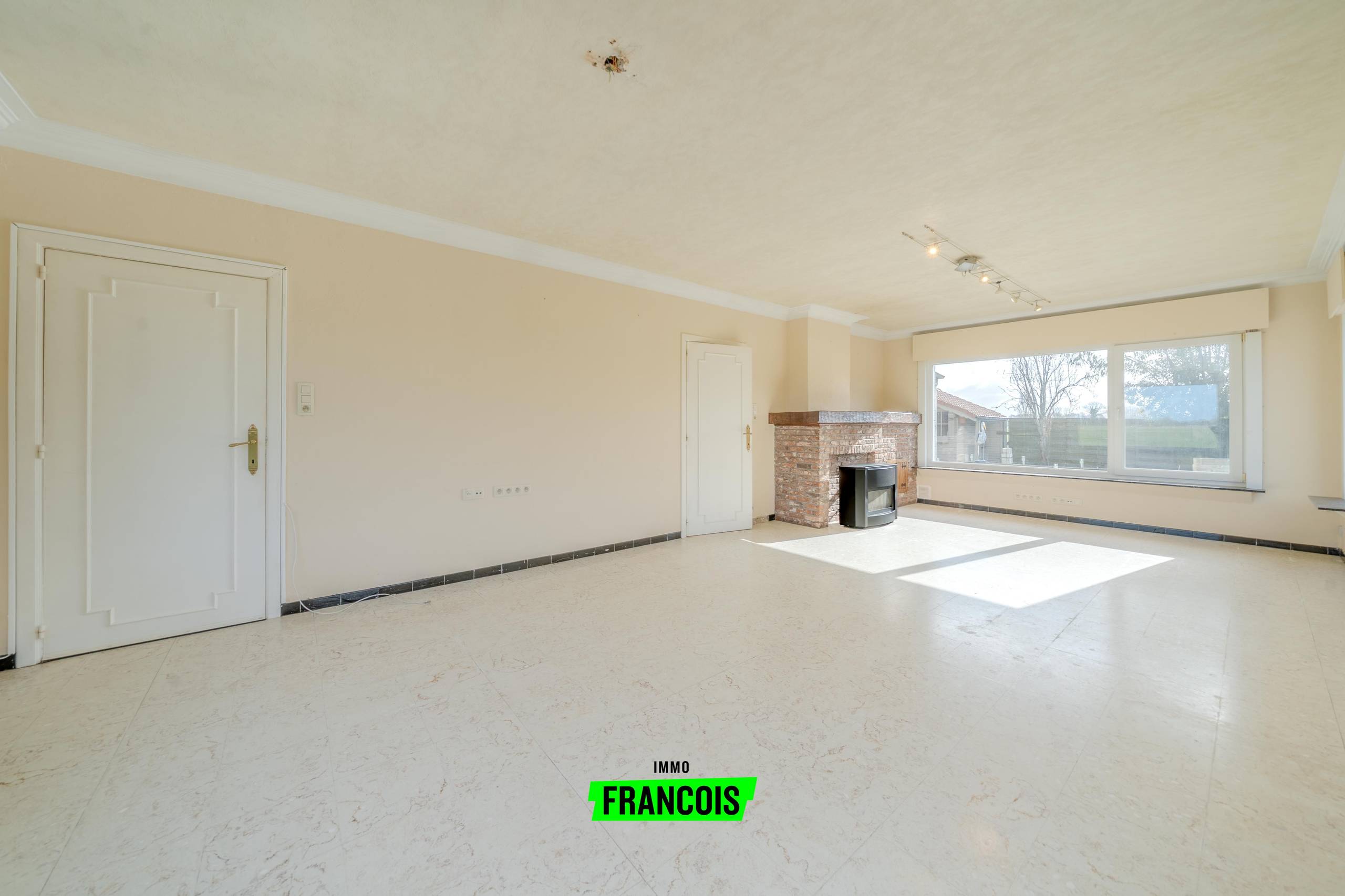 Instapklare halfopen woning met 3 slaapkamers, ruime parkeermogelijkheden en open zicht in hartje Koekelare te koop! - foto 5