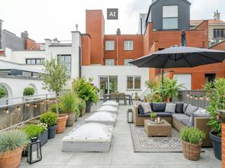 Centraal gelegen instapklaar appartement (125 m²) met 3 kamers en zeer groot zongericht dakterras (82 m²) te koop in het centrum van Roeselare.<br /><br />De centrale ligging in de winkelstraat nabij de Grote Mark van Roeselare maakt dit een ideale keuze voor wie op zoek is naar een comfortabel appartement in het stadscentrum.<br /><br />*Indeling van het appartement te koop:<br /><br />- inkom met apart toilet<br />- aangename woonkamer<br />- open ingerichte keuken met toegang tot erg ruim dakterras (82 m²)<br />- badkamer met lavabomeubel, bad en douche<br />- berging<br />- 2 slaapkamers<br />- 3de kamer als bureau/slaapkamer/dressing<br /> <br />*Kenmerken en troeven:<br /><br />- Locatie: de Noordstaat ligt op een steenworp afstand van de Grote Markt, bibliotheek, winkels, horeca en openbaar vervoer. Je hebt alles binnen handbereik.<br />- Lift: het gebouw beschikt over een lift, waardoor je gemakkelijk naar de eerste verdieping kunt.<br />- Terras: geniet van een mega dakterras (82 m²) achteraan.<br />- Conformiteitsattest voorhanden.<br /><br /><br />Dit appartement combineert comfort, locatie en praktische indeling. Neem contact met ons op voor meer informatie of een bezichtiging.<br /><br />Bestuursmaatregelen in het maatregelenregister: in aanvraag<br /><br />Deze AI-visualisaties zijn bedoeld als inspiratie. Er werd geen rekening gehouden met technische specificaties, stedenbouwkundige voorschriften of de concrete mogelijkheden tot realisatie.
