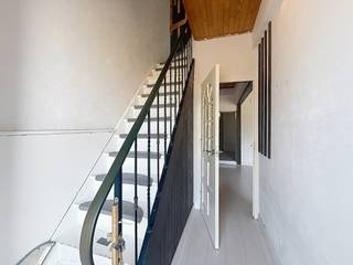Te koop: Rustig gelegen <u><strong>starters of investeringswoning </strong></u>met koer en uitweg<br />📐95 m² bewoonbaar    🛏️ 3 slaapkamers    ☀️ Ruim terras met uitweg<br />Deze rustig gelegen starterswoning biedt alle troeven voor wie op zoek is naar een betaalbare en gezellige woonst.<br />Binnenin bereik je via de inkomhal de lichtrijke woonkamer met aansluitend de keuken en badkamer met toilet. Verdieping één biedt drie slaapkamers.<br />De ruime zolder bereikbaar via een vaste trap biedt extra mogelijkheden. Gezellige buitenkoer met ruime bergplaats en uitweg achteraan.<br />📩 Neem contact op met Peggy 0478/37.00.82 of peggy@berno.be voor meer informatie of een bezoek.