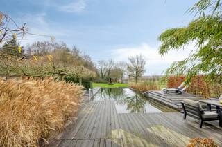 Cette villa avec annexe est à vendre sur un terrain exceptionnel de 4012m² au milieu de la zone agricole paysagée de Moerkerke (Damme). Cette...