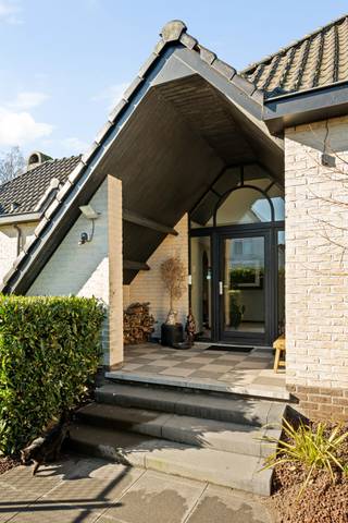Bent u op zoek naar een eigendom dat meegroeit met uw ambities? Deze ruime villa in de Europese Wijk biedt niet alleen een warme thuis voor uw...