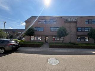 Ligging: <br />Het gelijkvloers appartement is zeer rustig gelegen doch zeer centraal. Alle faciliteiten die Geel te bieden heeft zijn op korte afstand terug te vinden (scholen, winkels, openbaar vervoer). <br /><br />Beschrijving: <br />Het appartement bestaat uit: <br />- Inkomhal met een apart toilet.<br />- Ruime leefruimte <br />- Open keuken volledig uitgerust met alle toestellen<br />- Badkamer <br />- 2 slaapkamers<br />- Berging <br />- Tuin/koer<br /><br />Ondergronds is er nog een garage voorzien, maar in de straat zelf is ook makkelijk te parkeren.<br /><br />Extra: <br />- Beschikbaar vanaf 01/08/2026 - 01/09/2026 - 01/10/2026 of 01/11/2026<br />- De huurprijs bedraagt 870 euro/maand + 50 euro/maand gemeenschappelijke kosten<br />- De verhuurder gaat de houten schutting in de tuin nog laten bijwerken<br /><br />Uitsluitend via onze website www.vastengoed.be kan u een bezichtiging inplannen op de vooropgestelde bezoekmomenten. Voor andere vragen kan u het kantoor bereiken op het nummer 014 72 73 74