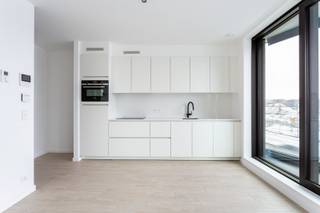 Deze moderne nieuwbouwstudio bevindt zich op een uitzonderlijke ligging aan de Schelde, met een open zicht op het water en de iconische omgeving van de Antwerpse kaaien. De locatie combineert een dynamisch stadsgevoel met ruimte en licht, vlak bij openbaar vervoer, invalswegen en het stadscentrum. <br /><br />Dankzij de grote raampartijen over de volledige breedte van de leefruimte geniet u van een overvloed aan natuurlijk licht en een zicht op de omgeving. De open leefruimte sluit naadloos aan op het overdekte terras met glazen balustrade. De geïntegreerde terrasverlichting zorgt bovendien voor extra sfeer in de avonduren.<br />De strakke, geïnstalleerde keuken is uitgevoerd in een tijdloos design en voorzien van kwaliteitsvolle inbouwtoestellen. Verder beschikt de studio over een aparte wc, een badkamer met inloopdouche en een berging. In de inkomhal is er ruimte voorzien voor een vestiairekast. <br />Verder is er een gemeenschappelijke fietsenberging en een privatieve kelderberging. <br /><br />Onmiddellijk beschikbaar!<br />De maandelijkse lasten bedragen €60 inclusief verwarming. Elektriciteit en water met eigen meters. <br />EPB verslag in opmaak