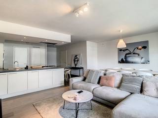Dit ruime appartement van 96 m² is gelegen op een absolute toplocatie. Op slechts 2 minuten van het Zuid en dus ook op wandelafstand van het historisch centrum van Gent. Bovendien zijn de belangrijkste troeven van dit appartement de zeer ruime en uitgebreide keuken, ideaal voor een hobbykok! Anderzijds beschikt dit appartement over een ruim, aangenaam en overdekt terras!Indeling van het appartement: Inkomhal - leefruimte - zonnig terras - open keuken - berging - apart gastentoilet - slaapkamer 1 - badkamer - slaapkamer 2 - kelderberging - fietsenberging.De gemeenschappelijke kosten onder de vorm van een provisie bedragen 75 euro/ maand en dienen voor het onderhoud van de gemene delen.Beschikbaar vanaf 01/09/2026.