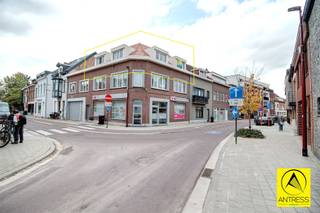 Ideaal pal in het centrum van Boechout gelegen één slaapkamer appartement gelegen op de tweede verdieping!Het dak en de gevels werden recent...