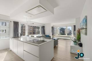 Dit prachtig gerenoveerde hoekappartement  is gelegen op een topligging in het bruisende Oostende, vlak bij het strand, de Zeedijk, het Casino,...