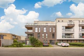 ENKEL BEZOEKEN MOGELIJK DOOR VOLGENDE LINK VOLLEDIG EN CORRECT IN TE VULLEN: Link naar mijn huurprofiel<br /><br />Ben je op zoek naar een comfortabel en energiezuinig appartement? Dan is dit prachtige appartement zeker een bezoek waard. Dankzij de doordachte indeling, aangename lichtinval en de aanwezigheid van een lift geniet je hier van optimaal wooncomfort.<br /><br />Het appartement omvat een inkomhal, een lichtrijke woonkamer met open keuken, een praktische berging, twee slaapkamers, een badkamer met douche en een apart toilet. Het terras vormt een extra troef en biedt de ideale plek om heerlijk te ontspannen.<br /><br />Bovendien is een ondergrondse garagebox inbegrepen, zodat je altijd beschikt over een veilige en comfortabele parkeerplaats. Door het energiezuinige karakter van het appartement geniet je ook van lagere energiekosten. Kortom, een ideale woonst voor wie comfortabel, praktisch en zorgeloos wil wonen.<br /><br />De huurprijs is €1050/maand + €70 gemeenschappelijke kosten.<br />Het appartement is beschikbaar vanaf 01/08.<br /><br />Graag een bezoek? Vul uw gegevens aan via bovenstaande link en wij nemen zo snel mogelijk contact met u op.