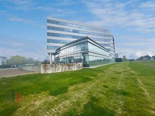 Fenomenaal gelegen kantoorruimte van<strong> 712 m² </strong>te huur, langs én met zicht op de <strong>E40 in Aalst</strong>. Dit is een uitzonderlijke kans om uw bedrijf te vestigen op een toplocatie met <strong>maximale zichtbaarheid</strong> voor zowel klanten als werknemers.<br /><br />De kantoorruimte bevindt zich op de<strong> 3e verdieping</strong> van een modern en hoogwaardig kantoorgebouw dat is voorzien van diverse faciliteiten. Denk hierbij aan een gezellige koffiebar, een restaurant waar u kunt lunchen of vergaderen, en een veilige fietsparking. Ook zijn er elektrische laadpalen aanwezig, waardoor het gebouw helemaal future-proof is.<br />Een andere sterke troef van deze locatie is de uitstekende parkeerratio van 1/35, wat betekent dat er <strong>voldoende parkeerplaatsen beschikbaar</strong> zijn voor uw medewerkers en bezoekers. De bereikbaarheid van het gebouw is ongeëvenaard, dankzij de strategische ligging net voor afrit 19 Aalst en de nabijheid van het station Erembodegem. Of u nu met de wagen of het openbaar vervoer komt, deze locatie biedt ongekende voordelen.<br />Aarzel niet om uw bedrijf te vestigen op deze unieke locatie en geniet van een fantastische <strong>zichtbaarheid vanaf de E40</strong>.<br /><br />Deze kantoorruimte is bovendien <strong>onmiddellijk beschikbaar</strong>. Mocht u een ander oppervlak nodig hebben, zijn er ook alternatieven mogelijk.<br />Voor bijkomende inlichtingen, gedetailleerde plannen of een vrijblijvend plaatsbezoek kunt u contact opnemen met <strong>PANORAMA B2B GENT KANTOREN</strong> via <strong>0477 44 39 30</strong>.