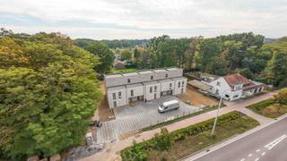 Ontdek VILLA E, een eigentijdse woonproject aan de Tervuursesteenweg 401 in Elewijt.<br />Deze nieuwe ontwikkeling omvat vijf stijlvolle gezinswoningen met een hedendaagse architectuur, optimale lichtinval en zonnige privétuinen.<br /><br />De beschikbare woningen variëren in type van halfopen tot gesloten bebouwingen, met grondoppervlaktes tussen circa 84 m² en 236 m². De woningen bieden een doordachte indeling met drie ruime slaapkamers, een open leefruimte met ingerichte keuken, een moderne badkamer en een extra tweede verdieping, bereikbaar via een vaste trap. Deze extra ruimte is perfect geschikt als hobbykamer, bureau of bijkomende slaapkamer. <br /><br />Achteraan de woningen ligt een privatieve tuinzone, bereikbaar via een pad van 1,5 meter breed. In elke tuin is er mogelijkheid tot een tuinberging. <br /><br />De afwerking gebeurt naar eigen smaak volgens het uitgebreide lastenboek en worden gebouwd met duurzame materialen. <br />Ook op het vlak van energie scoort dit project uitstekend, zo is elke woning uitgerust met een warmtepomp, vloerverwarming, ventilatiesysteem C+ Evo III en zonnepanelen, waardoor je futureproof en energiezuinig woont. <br /><br />De woningen beschikken ook over private parkeerplaatsen vooraan het project. <br /><br />Mits voldaan aan de voorwaarden, kan je genieten van het verlaagd btw-tarief van 6 procent. <br /><br />Lijkt dit jou voor de ideale gezinswoning? Plan vandaag nog je afspraak met onze nieuwbouwspecialist via onze website.