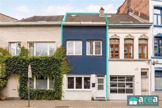 <p><span>Deze charmante en instapklare woning bevindt zich in het hippe Boho. Het betreft een instapklare woning met 4 à 5 slaapkamers (afhankelijk van gebruik. Dankzij de uitstekende ligging bevindt u zich op een steenworp van het Krugerpark, tal van hippe adresjes, gezellige cafés en restaurants. Bovendien biedt de directe omgeving een uitgebreid aanbod aan voorzieningen: winkels, scholen, apotheken en openbaar vervoer zijn allemaal vlot bereikbaar. </span></p><p><span> </span></p><p><span>Ideaal voor starters of gezinnen die naar genoeg slaapkamers zoeken!</span></p><p><span>Leuke investering met rendement van 5,14% (bij verhuur aan €1200/mnd)</span></p><p><span> </span></p><p><span>Grootste troeven:</span></p><p><span>-Centrale locatie</span></p><p><span>-Goed ingedeelde woning</span></p><p><span>-4 à 5 slaapkamers!</span></p><p><span>-EPC ‘D’: geen energetische reno verplichting!</span></p><p><span>-Conforme elektrische keuring</span></p><p><span>-Asbestveilig attest (niet abestvrij)!</span></p><p><span> </span></p><p><span>Indeling:</span></p><p><span>-Kelder: Ruime kelder (20m²), ideaal als berg- en stockageruimte.</span></p><p><span>-GLVL: Inkomhal met aansluitend een gezellige leefruimte (22m²) gevolgd door een praktische keuken (6 m²). De koepel zorgt voor extra daglicht.</span></p><p><span>-V1: Hier bevinden zich de 1</span><span><sup>ste</sup></span><span> twee slaapkamers (15m² en 9m²). De ingerichte badkamer (6m²) met bevindt zich op de tussenverdieping.</span></p><p><span>-V2: Tot slot treffen we de laatste 2 bijkomende slaapkamers (15m² en 9m²). Vanuit de kleinste slaapkamer is er toegang tot de mezzanine (14m²), die perfect kan dienen als bureau, hobbyruimte of extra slaapkamer!</span></p><p><span> </span></p><p><span>Voor meer informatie kan u terecht bij Area Partners: INFO@area.be of 03/284.60.60</span></p>