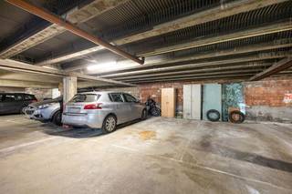 <p><span>Ondergrondse autostaanplaats op toplocatie in populaire Borgerhout</span></p><p><span>In de ondergrondse parking van dit verzorgde gebouw bevindt zich een ruime autostaanplaats. De parkeerplaats heeft een breedte van 2,6 m en een diepte van 5 m², wat ruim voldoende is voor de meeste personenwagens. De toegang tot de ondergrondse parkeergarage verloopt via een automatische poort met een breedte van 3,4 m en een maximale hoogte van 1.99 m. Binnen is het een open ruimte, waardoor het eenvoudig manoeuvreren is om vervolgens uw auto veilig te parkeren.</span></p><p><span> </span></p><p><span>Ideale investering met risicoloos rendement !</span></p><p><span>Op zoek naar een plek om je wagen kwijt te kunnen of slimme investering in een toplocatie? Wij presenteren u de perfecte kans om uw geld te laten groeien met een risicoloos rendement. Met een mogelijke huurprijs van €100 per maand biedt de autostaanplaats een jaarlijks rendement van 4,8 %. Met andere woorden is deze autostaanplaats perfect voor diegenen die op zoek zijn naar een rendabele investering met een solide rendementspotentieel. </span></p><p><span> </span></p><p><span> </span></p>