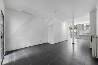 Op zoek naar een professionele plek midden in de Leuvense binnenstad? Deze gelijkvloerse ruimte van ca. 50 m² bevindt zich op een bijzonder aantrekkelijke locatie, vlak bij de Vismarkt en in het bruisende hart van Leuven. Je werkt hier tussen een levendige mix van lokale handelaars, horeca en andere ondernemers, met winkels, restaurants, cafés en alle troeven van de binnenstad op wandelafstand. De ruimte biedt heel wat mogelijkheden voor professioneel gebruik. Ze is ideaal als kantoor- of praktijkruimte voor vrije beroepen en dienstverlening op afspraak, maar kan evengoed worden ingericht als atelier, creatieve werkplek of voor een andere professionele invulling. Naast de hoofdruimte beschikt het gelijkvloers over een apart toilet en praktische opbergruimte. De toegang tot het pand wordt gedeeld met de bovenliggende wooneenheid. Daarom is de ruimte vooral geschikt voor een professionele activiteit met een rustig karakter en beperkt klantenverkeer. De ruimte wordt verhuurd via een huurovereenkomst naar gemeen recht en is uitsluitend bestemd voor professioneel gebruik. De concrete activiteit is bespreekbaar en dient verenigbaar te zijn met de bestemming van het pand. Een karaktervolle professionele plek op een toplocatie, midden in Leuven en met de gezellige Vismarkt letterlijk om de hoek. Voor meer informatie of een bezichtiging kan je terecht bij info@homies.be.