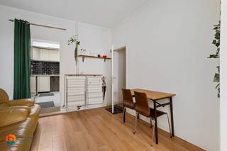 Op een goede locatie te Mechelen bevindt zich deze ruime, instapklare woning met 3, mogelijks 4, slaapkamers. U bevindt zich hier nabij het centrum van Mechelen, in de nabijheid van winkels, scholen en het openbaar vervoer. <br /><br />We betreden de woning via de inkomhal. Op het gelijkvloers beschikt u over een ruime woonkamer die u polyvalent kan inrichten als tweede living, hobbykamer of zelfs een kleine studio. Aansluitend bevindt zich een eerste badkamer dewelke uitgerust is met een douche, toilet en lavabomeubel. Daarnaast is er nog een berging met toegang tot de kelder.<br /><br />Op de eerste verdieping beschikt u over een woonkamer met open keuken, dewelke voorzien is van de voornaamste toestellen. Verder zijn er op deze verdieping nog een badkamer, uitgerust met een inloopdouche, toilet en lavabomeubel, en een slaapkamer aanwezig. Op de tweede verdieping beschikt u nog over 3 slaapkamers.<br /><br />Dit is een uitstekende opportuniteit als u op zoek bent naar een instapklare woning met 3 of meer slaapkamers nabij het centrum van Mechelen. Contacteer ons voor meer informatie op 0480/66 14 77 of neem een kijkje op www.boonstravastgoed.be . <br /><br />Bijzonderheden:<br />- Centrum Mechelen<br />- Energiezuinig (label B - 196)<br />- 3 slaapkamers (mogelijks 4)