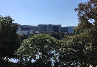 Mooi op te frissen 1 slaapkamer appartement op de 2de verdieping met zicht op Square Marie Louise.Compacte inkomhal met vestiaire hoek en...