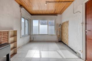 Zeer solide te renoveren half-open bebouwing te Hekelgem. De woning is rustig gelegen in nabijheid van winkels/warenhuizen, openbaar vervoer,...