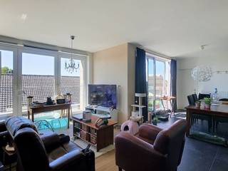 Dit recente appartement in Residentie 't Hof van Vlaanderen bevindt zich aan het station van Poperinge, boven de apotheek en op wandelafstand van de Grote Markt. Het is gelegen op de derde verdieping en bereikbaar met de lift. Een autostaanplaats in inbegrepen in de prijs.<br /><br />Indeling:<br /><br />* Verdieping +3:<br />- lichtrijke ruime leefruimte (48 m²)<br />- open keuken uitgerust met een vaatwasser, koelkast met vriesvak, oven, inductiekookplaat met dampkap en dubbele spoelbak<br />- kleine berging/wasplaats <br />- eerste zuidwest-gericht terras (8 m²) aan de zijkant<br />- nachthal<br />- apart toilet <br />- 2 slaapkamers (13 &amp; 9 m²) <br />- 2 ensuite badkamers voorzien van een inloopdouche, lavabo en ingemaakte kasten<br />- tweede oost-gericht terras (6 m²) aan de achterzijde<br /><br />* Gelijkvloers 0:<br />- private, overdekte autostaanplaats <br />- private berging <br />- gemeenschappelijke fietsenberging<br /><br />=> EPC-label B<br />=> Beschikbaar vanaf 1/11/2026