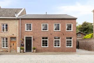 Karaktervolle woonst met indrukwekkend interieur in hartje Oud-Rekem!Deze unieke woonst combineert stijlvol wonen met een hoogwaardig afgewerkt...