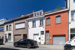 <p><span>Aartselaarstraat 255 - Hoboken</span></p><p><span> </span></p><p><span>Op te frissen woning (119 m²) met 3 slaapkamers en terras in Hoboken</span></p><p><span>In de Aartselaarstraat woon je op een centrale locatie, op de grens van Hoboken en Wilrijk. Winkels, supermarkten, scholen en openbaar vervoer bevinden zich op wandelafstand, terwijl je met de wagen in enkele minuten de belangrijkste invalswegen en de snelweg bereikt. Een praktische ligging met alle dagelijkse voorzieningen binnen handbereik.</span></p><p><span>Deze woning biedt een uitstekende basis voor wie graag zelf de handen uit de mouwen steekt. Dankzij de praktische indeling en de beschikbare oppervlakte creëer je hier een gezellige gezinswoning volledig naar eigen smaak. Bovendien is de elektriciteit conform en zijn de ramen voorzien van dubbele beglazing in hout en PVC.</span></p><p><span>Je komt binnen in de inkom- en traphal. Op het gelijkvloers bevinden zich een polyvalente ruimte/slaapkamer van 14 m², een ruime wasplaats van 8 m² en helemaal achteraan de badkamer van 8 m², uitgerust met een ligbad, lavabomeubel en toilet.</span></p><p><span>Op de eerste verdieping vind je een apart gastentoilet in de hal en verder de leefruimte met open keuken, samen goed voor een oppervlakte van circa 25 m². Achteraan bevindt zich nog een extra, lichtrijke ruimte van 10 m², ideaal als eetkamer, bureau of gezellige zithoek. Van hieruit heb je toegang tot het noord-georiënteerde terras van ca. 20m².</span></p><p><span>De bovenverdieping omvat nog twee slaapkamers van 8 m² en 12 m².</span></p><p><span>Tot slot beschikt de woning nog over een praktische kelder, ideaal als extra bergruimte.</span></p><p><span>Ben je op zoek naar een betaalbare woning met veel potentieel, die je volledig naar eigen smaak kan renoveren? Mis deze kans niet! Bewoonbare opp. 119 m² – ref.: bruto vloeropp. Voor meer info of een gratis schatting surf naar </span><span><span>www.hansimmo.be</span></span></p><p><span> </span></p>