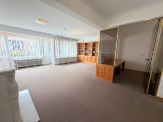 RUIM GOED ONDERHOUDEN SPECIAAL APPARTEMENT OP TOP LIGGING ( vlak in het centrum toch vrij rustig door 1 richtingstraat ) <br />1 ste verd met lift : ruime hal met vestiairekasten, <strong>zeer</strong> ruime leefruime overladen met lichtinvallen ( aanpalend een terras ) en marmeren sierschouw , prachtige grote ingemaakte kast, knappe ruimte voor eventueel keuken te plaatsen <br />badkamer ( momenteel keukenhoek ), aparte w.c. <br />2 slaapkamers elk met praktische ingemaakte kasten, 2 de terras met berging <br />verder nog een zeer ruime berging in de kelder, ramen zijn met dubbel glas <br />EPC C