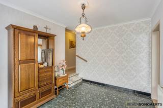 Deze vrijstaande woning is gelegen op een perceel van maar liefst 13a69ca langs de Dampstraat in Oudsbergen. Het uitgebreide routenetwerk voor wandelaars, fietsers en ruiters is hier alom gekend. <br /><br />De woning beschikt over een centraal gelegen inkomhal met toegang tot de gezellige leefruimte. Aansluitend vinden we de ruime keuken aan de achterzijde en verder is er een achterinkom met apart toilet. Aan de rechterzijde vinden we drie slaapkamers en een badkamer. Door de aanwezige voorraadkelder is er extra bergruimte.<br /><br />De grote tuin biedt rust en beschikt over een zuidelijke oriëntatie. De wagen kan men parkeren in de vrijstaande garage met tuinberging. <br /><br />Aarzel niet om ons te contacteren voor meer info of een bezoek.
