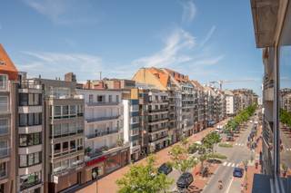 Au sein de la résidence Residentie Europe, nous vous proposons cet appartement à rafraîchir bénéficiant d’une situation centrale sur la Lippenslaan, avec une vue dégagée en direction de la Elizabetlaan.<br /><br />L’appartement offre une superficie habitable de 85 m² et dispose d’un agencement pratique et confortable. La cuisine séparée est entièrement équipée avec tout le confort moderne. Vous y trouverez également deux chambres spacieuses et complètes, idéales tant comme résidence principale, pied-à-terre ou investissement.<br />La salle de bains, située au centre de l’appartement, est fonctionnelle. Une cave privative dans l’immeuble complète l’ensemble et offre un espace de rangement supplémentaire.<br /><br />Intéressé(e) ? Contactez-nous pour plus d’informations ou pour organiser une visite.<br /><br />Ref. A721 