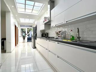 RUIME, perfect onderhouden instapklare woning met 4 SLPK! Indeling: Inkom, ruime living, open keuken met aparte eethoek, badkamer en apart toilet...