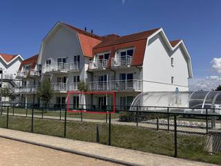 Appartement de vacances meublé au rez-de-chaussée dans le complexe NieuwPoort Resort, à proximité du centre de Nieuwpoort-Stad et du port.Hall...