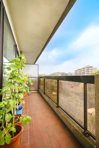 KOEKELBERG, close to transport links and shops, a stone's throw from the Basilica, apartment of approx. 106m² located on the 4th floor. Entrance...