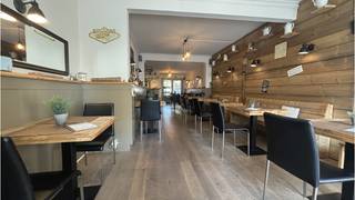 <strong>HORECAPAND </strong>met <strong>ruim TERRAS</strong> te koop op een uitstekende ligging in het <strong>centrum van Sint-Kruis Brugge</strong>.<br />Deze koop is <strong>inclusief de OVERNAME</strong> van het <strong>handelsfonds </strong>met name een instapklare <strong>Ontbijt- Lunchzaak & Tea-room</strong>.<br />Deze interessante zaak is ideaal voor uitbating door een koppel!<br />en heeft bovendien volgende <strong>Troeven:</strong><br />+ Bewezen omzet!<br />+ Afgewerkt en ingericht met duurzame materialen!<br />+ Kindvriendelijk!<br />+ De huidige uitbaters zijn, indien gewenst, bereid de nieuwe uitbaters te begeleiden en zo een warme overdracht te faciliteren en de continuïteit van de zaak te waarborgen!<br />+ Geen handelshuur door aankoop gebouw!<br /><br />Aankoopprijs handelspand : 250.000 euro<br />Overnameprijs handelsfonds : 75.000 euro<br />Er is tevens de mogelijkheid tot aankoop van een appartement ( Thans verhuurd ) op de eerste verdieping en met een afzonderlijke toegang via nr. 136 A!<br />+ Uitstekende mobiscore 9 op 10!<br /><br />Omvat een gelagzaal + bar met een capaciteit van 32 personen, keuken, kelderverdieping, dames- en herentoiletten, een terras met een capaciteit van 30 personen en een kleine bergruimte. Op het terras is ook een trampoline aanwezig voor de kids.<br />Dit pand is mogelijks onderhevig aan de renovatieplicht van niet-residentieel vastgoed, opgelegd door de Vlaamse overheid.<br />Vastgoedinformatie in aanvraag<br />P-score=A G-score=A<br />#slimondernemen #sintkruis #brugge #horeca<br /><br />Bruikbare vloeroppervlakte 94 m²<br />Totale grondoppervlakte 222 m²
