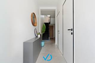 - BEZOEKMOMENT: 4/07/2026 -<br /><br />Bent u op zoek naar een instapklare woning waar u zonder zorgen kunt intrekken? Dan zal deze smaakvol gerenoveerde woning in het charmante Brielen u ongetwijfeld weten te bekoren. Dankzij de uitstekende ligging geniet u van de rust van een aangename woonomgeving, terwijl het bruisende centrum van Ieper, de omliggende deelgemeenten en de A19 zich op slechts enkele minuten bevinden.<br /><br />Bij het binnenkomen wordt u verwelkomd in een verzorgde inkomhal met aansluitend een praktische berging, voorzien van alle technieken en aansluitingen voor was- en droogmachine. Verder beschikt het gelijkvloers over een afzonderlijk gastentoilet en een lichtrijke leefruimte waar gezelligheid en wooncomfort centraal staan. De moderne keuken sluit hier naadloos op aan en vormt het ideale hart van de woning. Bovendien beschikt u over een droge kelder, perfect als extra bergruimte.<br /><br />Op de eerste verdieping bevindt zich een bijzonder ruime slaapkamer met dressing en een stijlvolle badkamer uitgerust met douche, ligbad en lavabomeubel. De tweede verdieping straalt karakter en charme uit dankzij de authentieke houten balken. Deze royale ruimte beschikt bovendien over een ingebouwde bureauruimte en biedt de mogelijkheid om eenvoudig op te delen tot twee afzonderlijke kamers. Zo kan de woning uitgroeien tot een volwaardige gezinswoning met drie slaapkamers. Ook buiten werd niets aan het toeval overgelaten. De prachtig aangelegde tuin met zonnig terras nodigt uit om volop te genieten van lange zomeravonden, gezellige familiebarbecues of een rustig moment in het groen.<br /><br />Verder zijn er nog tal van troeven die het verschil maken, zoals: een regenwaterput van 10.000 liter, een gunstig EPC, asbestveilig, conforme elektriciteit, een ventilatiesysteem D en zoveel meer.<br /><br />Laat u ter plaatse overtuigen door de ruimte, de afwerking en de warme sfeer van deze woning. Plan vandaag nog uw bezoek op zaterdag 4/07/2026 en ontdek zelf alles wat deze unieke eigendom te bieden heeft.