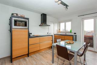 In het centrum van Zwevegem situeert zich dit aangename dakappartement met een bewoonbare oppervlakte van 83 m². In de inkomhal is er een...