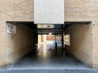 De snelste manier om een bezoek te brengen aan deze garagebox? Vraag je bezoek aan via de rode knop op onze website (www.dewaele.com) en je wordt gecontacteerd door één van onze verhuurexperten. <br /><br />Afgesloten garagebox  in het centrum van Roeselare.<br /><br />Specifieke kenmerken<br />- Afgesloten garage<br />- zeer centrale ligging nabij het stadscentrum.<br /><br />Ben jij geïnteresseerd in deze garagebox te huur in Roeselare? Aarzel dan niet ons te contacteren.