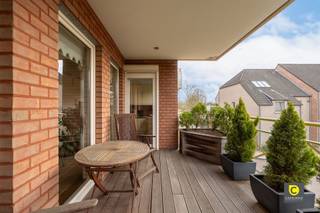 <p><span>Ruim en verzorgd appartement op toplocatie in Kontich !<br /><br /></span></p><p><span> </span></p><p><span>Bent u op zoek naar een jong en verzorgd appartement in Kontich ? Op deze toplocatie in Kontich ervaart u alle voordelen . Kontich is een levendig dorp waar u nog gezellig kan winkelen, terrasjes doen of eens lekker gaan eten. Alles is op wandel- fietsafstand. Openbaar vervoer is ook op wandelafstand en met de wagen bent u onmiddellijk op alle verbindingswegen zoals A12 en E19 richting Brussel of Antwerpen. Groen is er ook voldoende in de omgeving om te wandelen en sportinfrastructuur is ook aanwezig in de directe omgeving.<br /><br />Ruimte is er voldoende; Het appartement heeft een oppervlakte van 121 m2 (cfr EPC). Het biedt veel comfort en rust en er werd gebruik gemaakt van hoogwaardige materialen. </span></p><p><span> </span></p><p><span>Indeling: </span></p><p><span>Inkomhal</span></p><p><span>Het appartement is te vinden op het eerste verdieping links. U kan met de lift op de trap het appartement vlot bereiken.</span></p><p><span>U komt binnen in een ruime inkomhal die toegang geeft langs de voorzijde naar de grote woonkamer en langs de achterzijde naar de slaapkamers.. In de inkomhal is er een gastentoilet met handenwasser en een vestiaire aanwezig.</span></p><p><span> </span></p><p><span>Woonkamer en keuken:</span></p><p><span>De ruime woonkamer heeft een oppervlakte van circa 50 m2, een verzorgde uitstraling met parketvloer en veel natuurlijke lichtinval dankzij de grote ramen.</span></p><p><span>De volledig geïnstalleerde keuken grenst zich aan de woonkamer en biedt alle comfort. Ook is er een aparte berging die tevens ook dienst doet als wasplaats maar nog voldoende ruimte biedt voor berging en eventueel voorraadkast.</span></p><p><span>Tot slot kunt u vanuit de leefruimte en de keuken het aangename en overdekte zuid-west georiënteerde terras betreden dat uitkijkt op het groen.</span></p><p><span>Dit terras biedt ruist, privacy en is perfect voor de komende zomeravonden.</span></p><p><span> </span></p><p><span>Slaapkamers en badkamer:</span></p><p><span>Het appartement biedt 2 ruime slaapkamers waarvan 1 een terras heeft een inbouwkast en de andere een inloopdressing.<br />Daarnaast is er ruime stijlvolle badkamer met dubbel lavabomeubel, extra kastruimte, een bad en aparte douche.</span></p><p><span><br /></span><span>Ondergrondse garage:</span><span><br />Onderaan het gebouw bevindt zich een privatieve ondergrondse garagebox met automatische poort die is aan te kopen voor 35.000 euro.</span></p><p><span>Even handig voor spullen op te bergen of parkeren van uw voertuigen.<br /><br /></span></p><p><span>Troeven:</span></p><p><span>- 121m² bewoonbare oppervlakte </span></p><p><span>- Hoogwaardige afwerking</span></p><p><span>- Vliegenramen</span></p><p><span>- Veiligheidsdeur</span></p><p><span>- Recent gebouw</span></p><p><span>- Zeer gunstig EPC: A</span></p><p><span>- Elektriciteit conform</span></p><p><span>- Mobiscore 8,3/10</span></p><p><span> </span></p><p><span>Mis deze unieke kans niet en maak snel een afspraak voor een bezichtiging van dit prachtige appartement!</span></p><p><span> </span></p><p><span> </span></p>