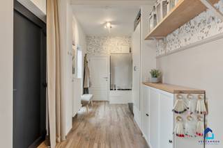 Instapklare halfopen bebouwing met 3 slaapkamers en aangename tuin in Bilzen<br /><br />Op zoek naar een instapklare en energiezuinige woning met een praktische indeling en een uitstekende ligging? Dan is deze verzorgde halfopen bebouwing aan de Steenbeemdlaan 9 in Bilzen beslist het ontdekken waard.<br /><br />De woning geniet van een aangename ligging met winkels, supermarkten, scholen, horeca en sportfaciliteiten in de nabije omgeving. Ook voor ontspanning zit je goed dankzij de vele wandel- en fietsmogelijkheden en de nabijheid van De Kimpel.<br /><br />Daarnaast zijn zowel het station van Bilzen als de E313 vlot bereikbaar, met een goede verbinding naar onder andere Hasselt en Genk.<br /><br />Een woning met ruimte en comfort:<br />Deze verzorgde woning werd gebouwd in 2013 en beschikt over een bewoonbare oppervlakte van 158m², gelegen op een perceel van 2a92ca. Dankzij de doordachte indeling, de recente opfrissingswerken en de verschillende investeringen in comfort en energiezuinigheid is deze woning volledig instapklaar.<br /><br />Indeling gelijkvloers:<br />Inkomhal, apart toilet, aangename & gezellige zitruimte, leefkeuken met eetgedeelte, voorzien van vaatwasser, koelkast en diepvries, microgolfoven, oven en 1,5 spoelbak. Het werkblad is uitgevoerd in laminaat.<br /><br />Verdiep:<br />Nachthal, 3 slaapkamers, badkamer voorzien van bad, douche, dubbele wastafel met meubel en toilet.<br /><br />De gezellige tuin biedt een fijne plek om tot rust te komen, te genieten van zonnige dagen of gezellig samen te zijn met familie en vrienden. Het vergunde tuinhuis zorgt bovendien voor extra bergruimte en is ideaal voor het stallen van fietsen, tuinmateriaal en andere spullen.<br /><br />Extra troeven op een rijtje:<br />• 14 zonnepanelen<br />• Regenwaterput: 7.500L<br />• Airconditioning voorzien in twee slaapkamers en de leefruimte<br />• Videofoon/parlofoon aanwezig<br />• Aluminium ramen met dubbele beglazing & vliegenramen<br />• Verwarming op aardgas<br />• Ventilatiesysteem type D<br /><br />*Vastgoedinfo in aanvraag!<br /><br />Benieuwd naar deze instapklare woning?<br />Bel Ilona op 0477 64 01 17 of mail naar ilona@vercammenwoonprojecten.be voor meer informatie of een bezoek.
