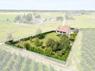 Bent u op zoek naar een ruime gezinswoning op een uitzonderlijk rustige ligging? Dan is deze prachtige landelijke woning in Kortemark (nabij Torhout) beslist een bezoek waard!<br />Gelegen op een perceel van maar liefst 2.100 m² en met een bewoonbare oppervlakte van ongeveer 235 m², geniet u hier van ruimte, privacy en een prachtig groen uitzicht.<br /><br />Indeling: Via de ruime oprit met plaats voor meerdere wagens bereikt u de woning. Binnenkomen doet u via de inkomhal met gastentoilet. Vervolgens treft u de lichtrijke leefruimte met zicht op het terras en de grote tuin. De ingerichte keuken sluit naadloos aan op de leefruimte en wordt aangevuld met een praktische berging en wasplaats. Verder beschikt de gelijkvloerse verdieping over een badkamer.<br />Op de verdieping bevinden zich de nachthal, een apart toilet, een bureau, een extra berging, drie volwaardige slaapkamers en een ruime dressing.<br />Bijkomende troef is de volledig onderkelderde woning, ideaal als opslagruimte, hobbyruimte of werkplaats.<br />Buiten geniet u van een prachtig aangelegde tuin en een gemetst bijgebouw met tal van mogelijkheden.<br /><br />Troeven<br />✅ Zeer rustige en landelijke ligging<br />✅ Perceeloppervlakte van 2.100 m²<br />✅ Bewoonbare oppervlakte van ca. 235 m²<br />✅ Volledig onderkelderd<br />✅ 3 ruime slaapkamers en dressing<br />✅ Bureau aanwezig<br />✅ Grote oprit voor meerdere voertuigen<br />✅ Gemetst bijgebouw, voorzien van zonnepanelen<br />✅ Veel privacy en groen rondom de woning<br />✅ EPC label C<br /><br />📞 Op zoek naar ruimte, rust en landelijke charme? Contacteer Vastgoed Sinnaeve voor meer informatie of een bezoek ter plaatse.