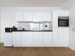 Dit appartement is voorzien van een leefruimte, keuken, 1 slaapkamer, badkamer en een extra ruimte te bereiken via de gemeenschappelijke gang.Gelijkvloers: - leefruimte met grote raampartijen voorzien van gordijnroedes- keuken voorzien van kastruimte, enkele spoelbak, keramische kookplaat, vaatwasser en ijskast - 1 volwaardige slaapkamer ca. 11m²- badkamer met douche, toilet, een enkele lavabo en aansluiting voor wasmachine en droogkastExtra ruimte van 16m² te bereiken via de gemeenshappelijke gang, de ruimte kan gebruikt worden als extra leefruimte, slaapkamer, berging, hobbykamer,...Bijzonderheden:- EPC: D- gemeenschappelijke kosten: 65 eu/maand inclusief provisie voor verwarming en waterverbruik- per direct beschikbaar- extra bergruimte in berging beneden(ver-)Kopen of (ver-)hurenMet vragen kan u altijd bij ons terecht!Dewaele vastgoed