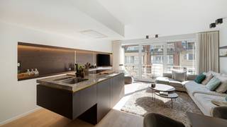 <p>Luxueux appartement entièrement rénové de 3 chambres, idéalement situé dans l’avenue Parmentier, à quelques pas de la digue.</p>
<p>L’appartement se compose d’un hall d’entrée avec toilette invités, d’un WC séparé, d’une cuisine entièrement équipée, d’un espace repas et d’un agréable séjour.</p>
<p>La chambre principale dispose de placards intégrés ainsi que d’une salle de bains attenante avec douche à l’italienne. La deuxième chambre bénéficie également de placards intégrés. La troisième chambre est aménagée avec un lit superposé. Les deuxième et troisième chambres partagent une salle de douche séparée.</p>
<p>Les chambres donnent toutes à l’arrière sur une terrasse, offrant ainsi un espace extérieur agréable et paisible.</p>
<p>Une cave privative est également comprise dans la vente.</p>