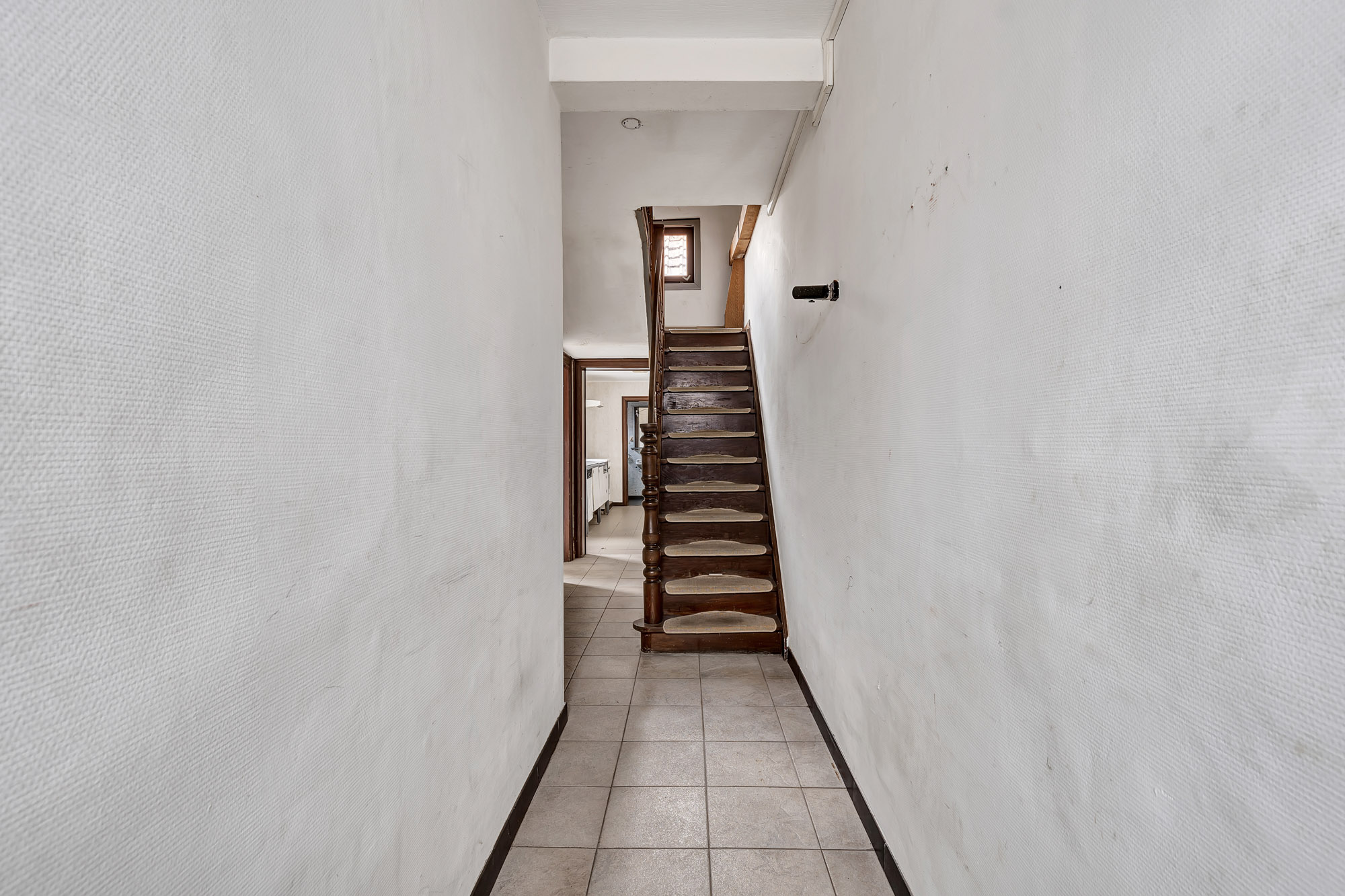 Te renoveren halfopen woning met veel potentieel - foto 2